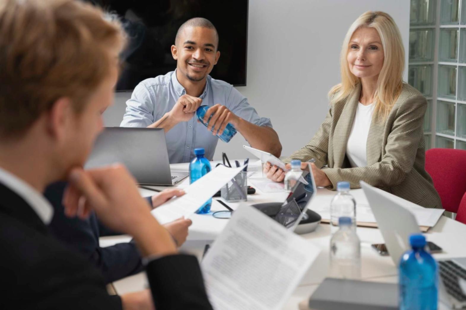 Finanzplanung mit Diagrammen und Notizen