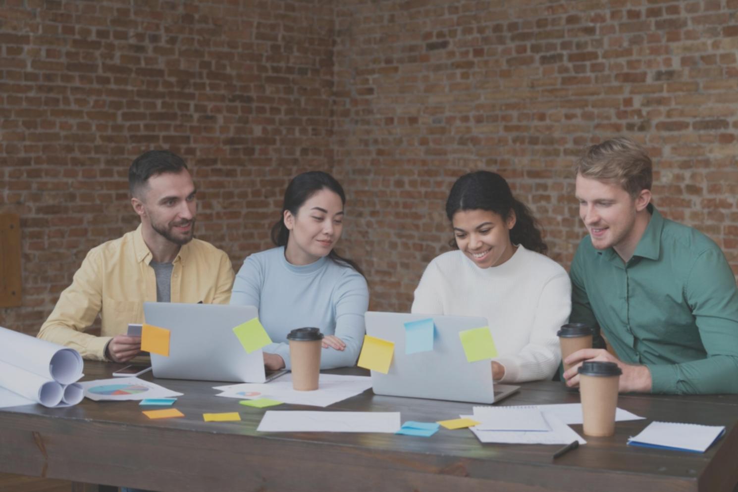 Detaillierte Budgetanalyse mit verschiedenen Datenpunkten und Trends