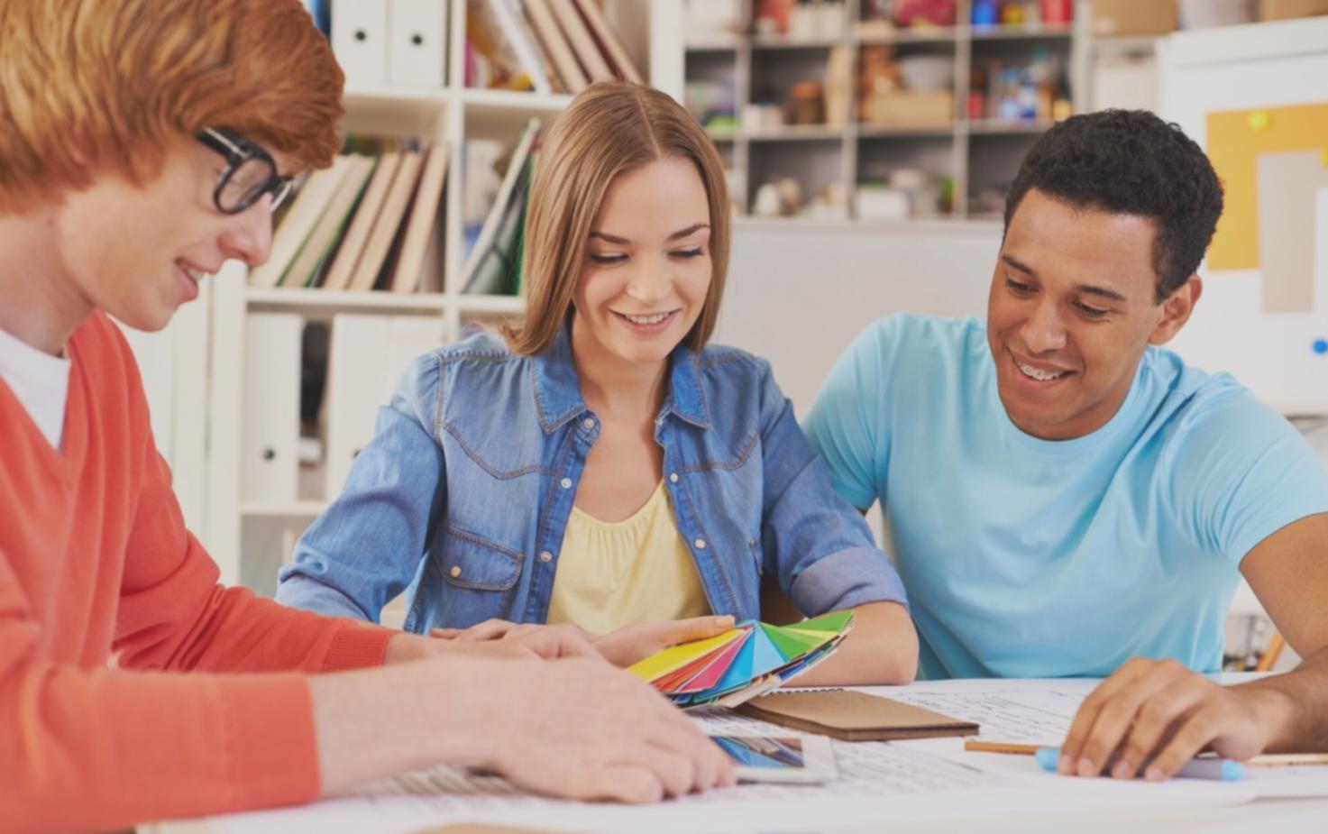 Arbeitsbereich mit Finanzanalyse und Dokumenten